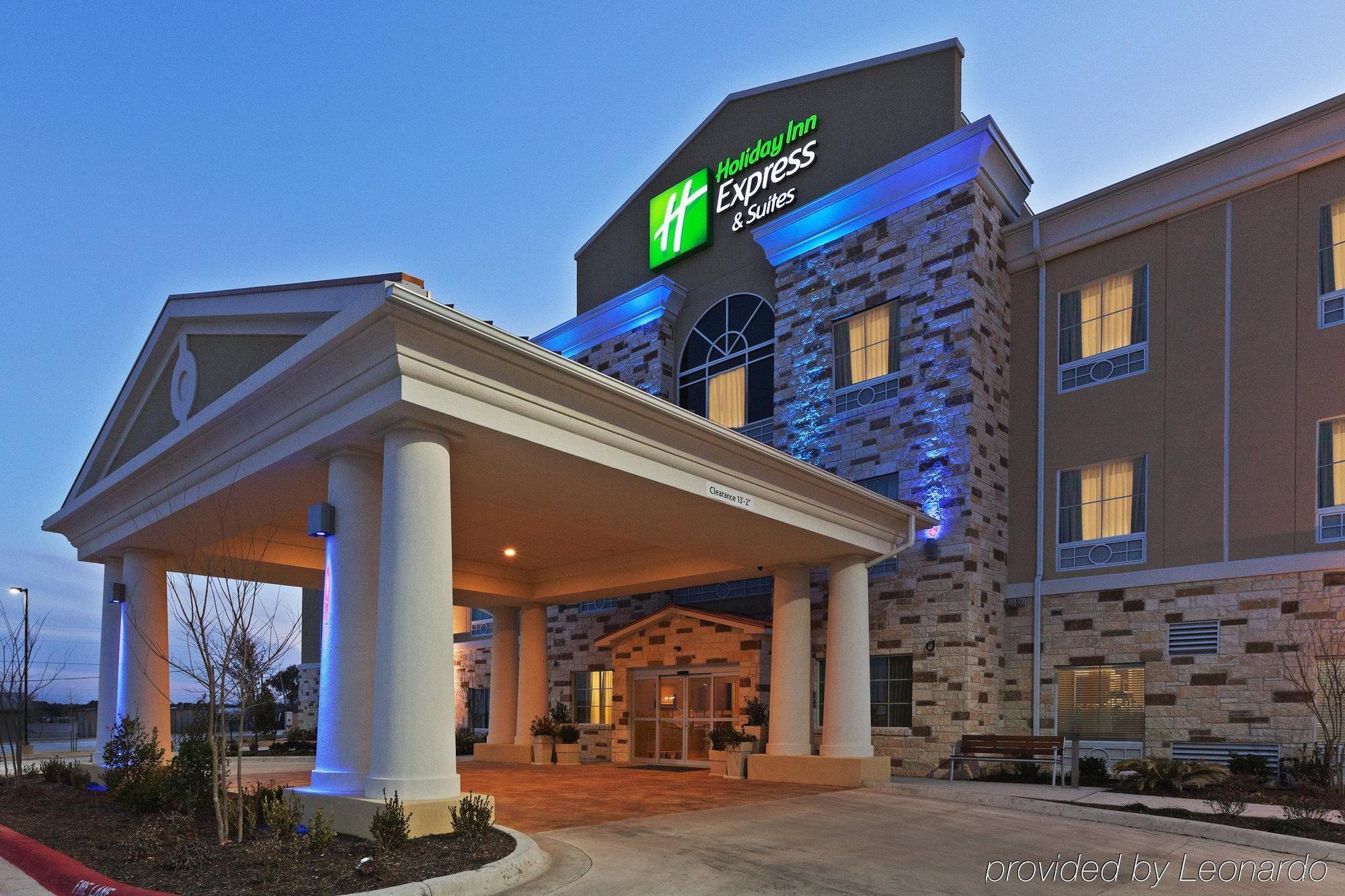 Holiday Inn Express & Suites Brady, An Ihg Hotel Extérieur photo