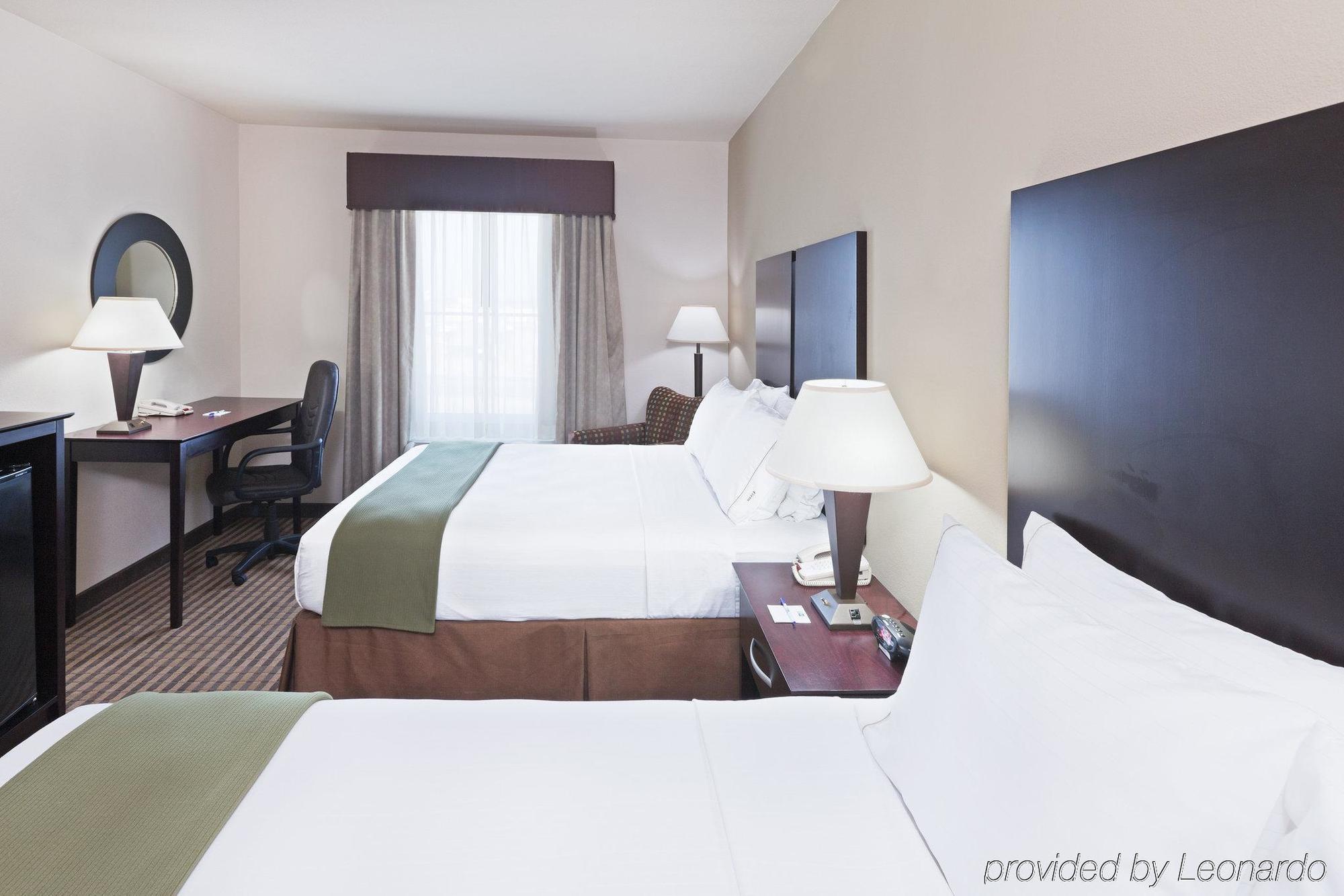 Holiday Inn Express & Suites Brady, An Ihg Hotel Chambre photo